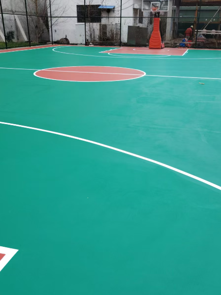 秀峰 球场长期使用易出现地面开裂